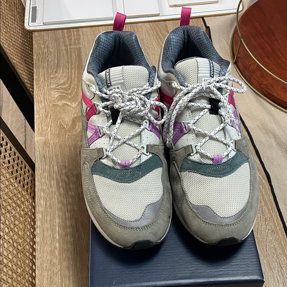 Karhu Men’s Gray & Pink Fusion Runner Sneakers
